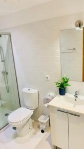 bagno bianco con servizi igienici e lavandino di Invicta Porto Guest House a Porto