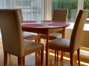 una mesa de comedor con 4 sillas alrededor en Ferienwohnungen Ricken, en Willingen