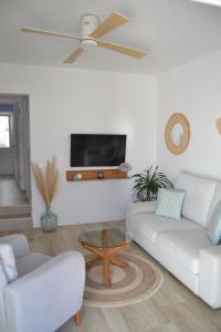 a white living room with a white couch and a table at Apartamento en Binibeca Nou in Binibeca