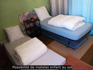 En eller flere senge i et værelse på L'Appart'