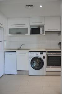 Kuchyň nebo kuchyňský kout v ubytování Albir Beach Apt