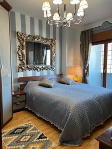 Ένα ή περισσότερα κρεβάτια σε δωμάτιο στο Tirana My Roots - NETI Museum Apartment Breathtaking View