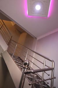 阿尤恩的住宿－Saffana Sahara Stay，天花板上有一个紫色的螺旋楼梯