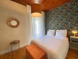 una camera con un grande letto con una parete floreale di Casa dos Frades a Vinhais