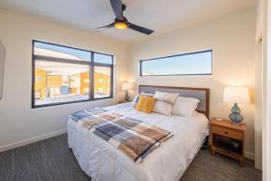 Кровать или кровати в номере Tranquil Getaway Granby, Colorado by StayLage
