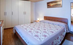 a bedroom with a bed and white cabinets at Casa Vacanza al mulino in Cremia