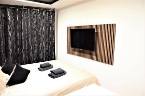 Apartments Am Werdersee في بريمين: غرفة نوم بسرير وفوط سوداء عليها