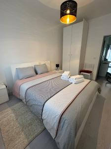 a bedroom with a large bed in a room at Apartamento Palomar in Pombal