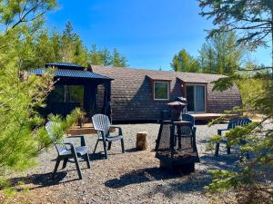 a group of chairs in front of a house at Le POD'Stress / Nature et tranquilité in Saint-Alexis-des-Monts