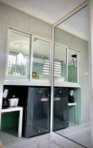 uma cozinha com armários de vidro e um micro-ondas em Apartaestudio Doña Rosa em San Pedro de Macorís