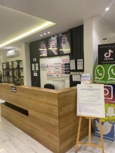 Un mostrador de restaurante con un cartel delante. en دار داكن للشقق المخدومة اقتصادي, en Riad