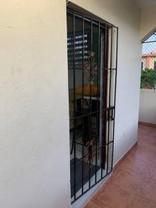 um quarto com uma porta com barras de ferro em Apartaestudio Doña Rosa em San Pedro de Macorís