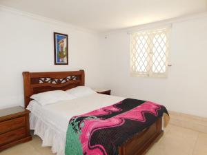 a bedroom with a bed and a window at Apartamento centro historico in Cartagena de Indias