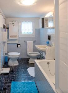 een badkamer met een toilet, een bad en een wastafel bij Casa Vacanza al mulino in Cremia