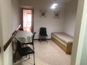een kleine kamer met een bed en een tafel en stoelen bij Mar del plata in Mar del Plata