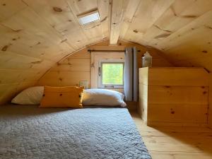 a bedroom in a tiny house with an attic at Le POD'Stress / Nature et tranquilité in Saint-Alexis-des-Monts