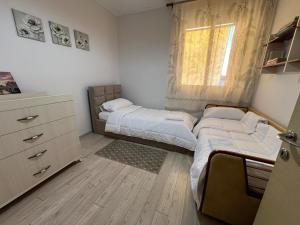 Postel nebo postele na pokoji v ubytování Elbasan center family apartment n.42