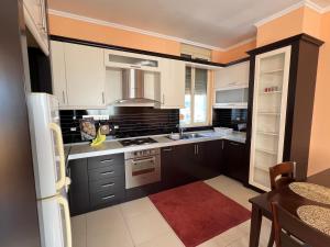 Kuchyň nebo kuchyňský kout v ubytování Elbasan center family apartment n.42 + 12 fotografií