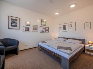 1 dormitorio con 1 cama y 1 silla en Penzion ARIES en Nitra