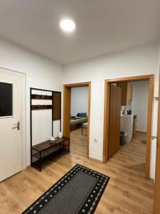 a living room with a rug on a wooden floor at Duisburg FeelHome, Flughafen nah, 6 Personen, Badewanne, Zentral, WiFi, Ground Floor in Duisburg