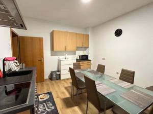 a kitchen with a table and chairs in a room at Duisburg FeelHome, Flughafen nah, 6 Personen, Badewanne, Zentral, WiFi, Ground Floor in Duisburg