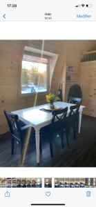 una mesa blanca y sillas en una habitación en Le POD'Stress / Nature et tranquilité en Saint-Alexis-des-Monts