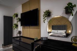 En tv och/eller ett underhållningssystem på River View Luxury Apartment