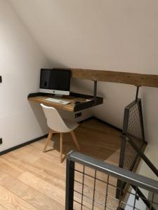 TV a/nebo společenská místnost v ubytování Froissart Loft et Studio