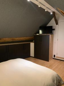 Postel nebo postele na pokoji v ubytování Froissart Loft et Studio