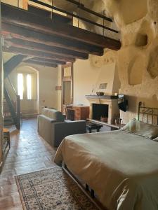 1 dormitorio con 1 cama y 1 sofá en una habitación en Locus Amoenus, en Matera