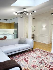 奇西瑙的住宿－Elegant and cosy apartment，客厅配有白色沙发和地毯。