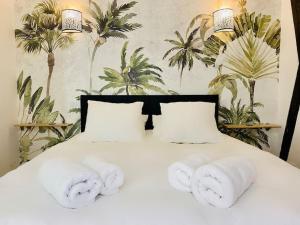 um quarto com uma cama com toalhas em Lovely studio in the Heart of St Germain-des-Prés em Paris