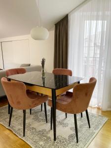 奇西瑙的住宿－Elegant and cosy apartment，一间设有玻璃桌和椅子的用餐室
