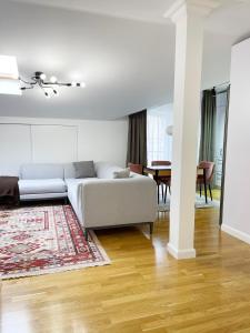 奇西瑙的住宿－Elegant and cosy apartment，白色的客厅配有沙发和桌子