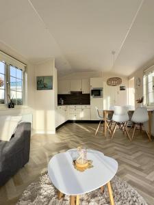 un soggiorno con un divano e un tavolo di Chalet Sirun Strandcamping Valkenisse, Biggekerke a Biggekerke