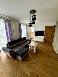 אזור ישיבה ב-Jurajska Plaza - Nowoczesny apartament z osobną sypialnią, Parking GRATIS - HK Apartaments Kielce