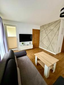 Χώρος καθιστικού στο Jurajska Plaza - Nowoczesny apartament z osobną sypialnią, Parking GRATIS - HK Apartaments Kielce