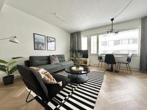 Posezení v ubytování Modern apartment with great location, free parking and Netflix