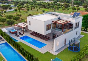 una vista aérea de una villa con piscina en 5 Sterne Villa am Meer mit 2 Pools Leon'sHolidayHomes, en Pula