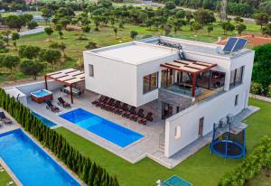 Bazén v ubytování Villa am Meer mit Pool & Kinderpool - Leon's Holiday Homes nebo v jeho okolí