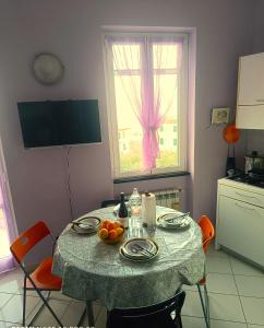 uma mesa numa cozinha com uma toalha de mesa em vista mare em Portovenere