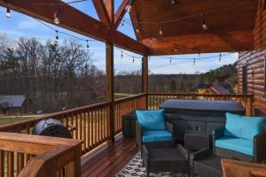 eine abgeschirmte Terrasse mit Grill und blauen Stühlen in der Unterkunft ATV Trailer Parking/NEW/5 min to Natural Bridge in Campton
