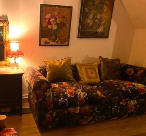 a living room with a couch and a lamp at Stylish & Cosy Boutique Townhouse 1 bedroom, 1 sofa bed - sleeps 4 in Christchurch