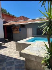 una piscina en el patio trasero de una casa en Casa agradável com pequena piscina !, en Águas de Lindóia