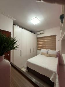 una camera con un letto e un grande specchio di Quarto em casa de condominio fechado a Santarém