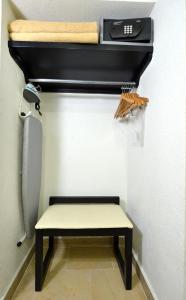 um quarto com uma mesa e um banco num quarto em HB Xalapa em Xalapa