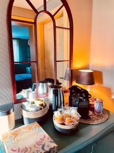 un mostrador con cestas de comida y un espejo en Guest House, en Luxemburgo