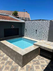 Der Swimmingpool an oder in der Nähe von Casa agradável com pequena piscina !