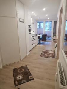 sala de estar con cocina y mesa en Apartmenthaus Atlantik en Kühlungsborn