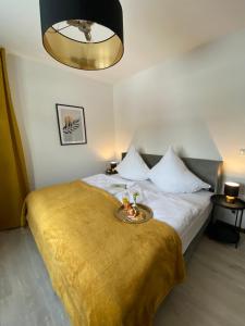 una camera con un letto e un vassoio di FeWo Max Nähe HUK, neu eingerichtet und renoviert a Coburg